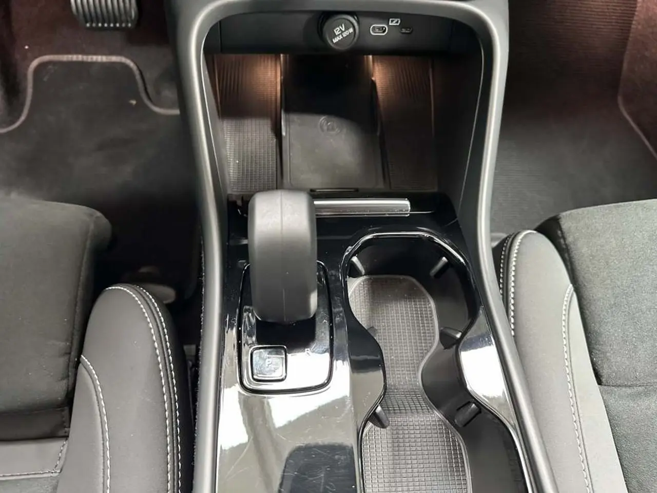 https://cdn.autoq.gr/websites/stock-center.gr/images/vehicles/volvo-xc40-5-hronia-eggyisi-eh40-plus-dark-edition-awd-mayro-2024/img_5315.jpg