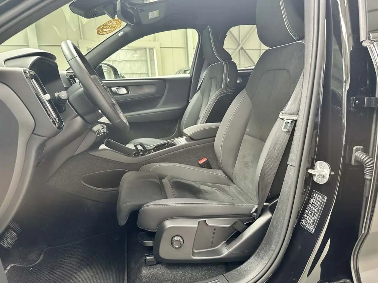 https://cdn.autoq.gr/websites/stock-center.gr/images/vehicles/volvo-xc40-5-hronia-eggyisi-eh40-plus-dark-edition-awd-mayro-2024/img_5322.jpg