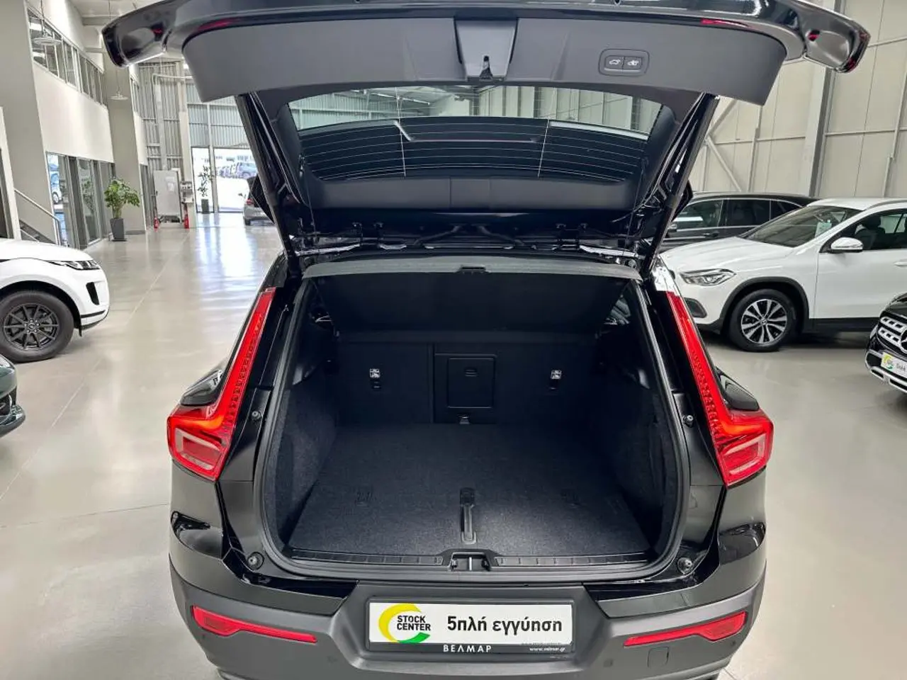 https://cdn.autoq.gr/websites/stock-center.gr/images/vehicles/volvo-xc40-5-hronia-eggyisi-eh40-plus-dark-edition-awd-mayro-2024/img_5324.jpg