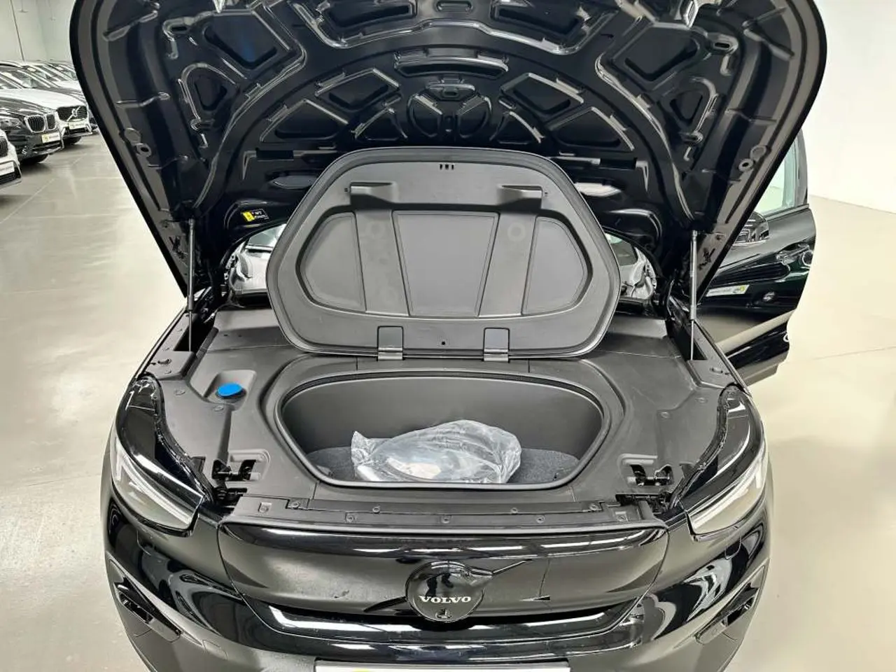 https://cdn.autoq.gr/websites/stock-center.gr/images/vehicles/volvo-xc40-5-hronia-eggyisi-eh40-plus-dark-edition-awd-mayro-2024/img_5326.jpg