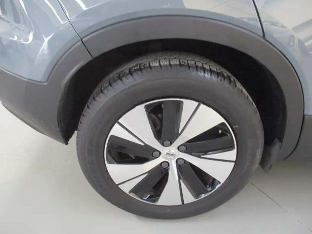 https://cdn.autoq.gr/websites/stock-center.gr/images/vehicles/volvo-xc40-5-hronia-eggyisi-momentum-t5-phev-gkri-2020/img_4205.jpg