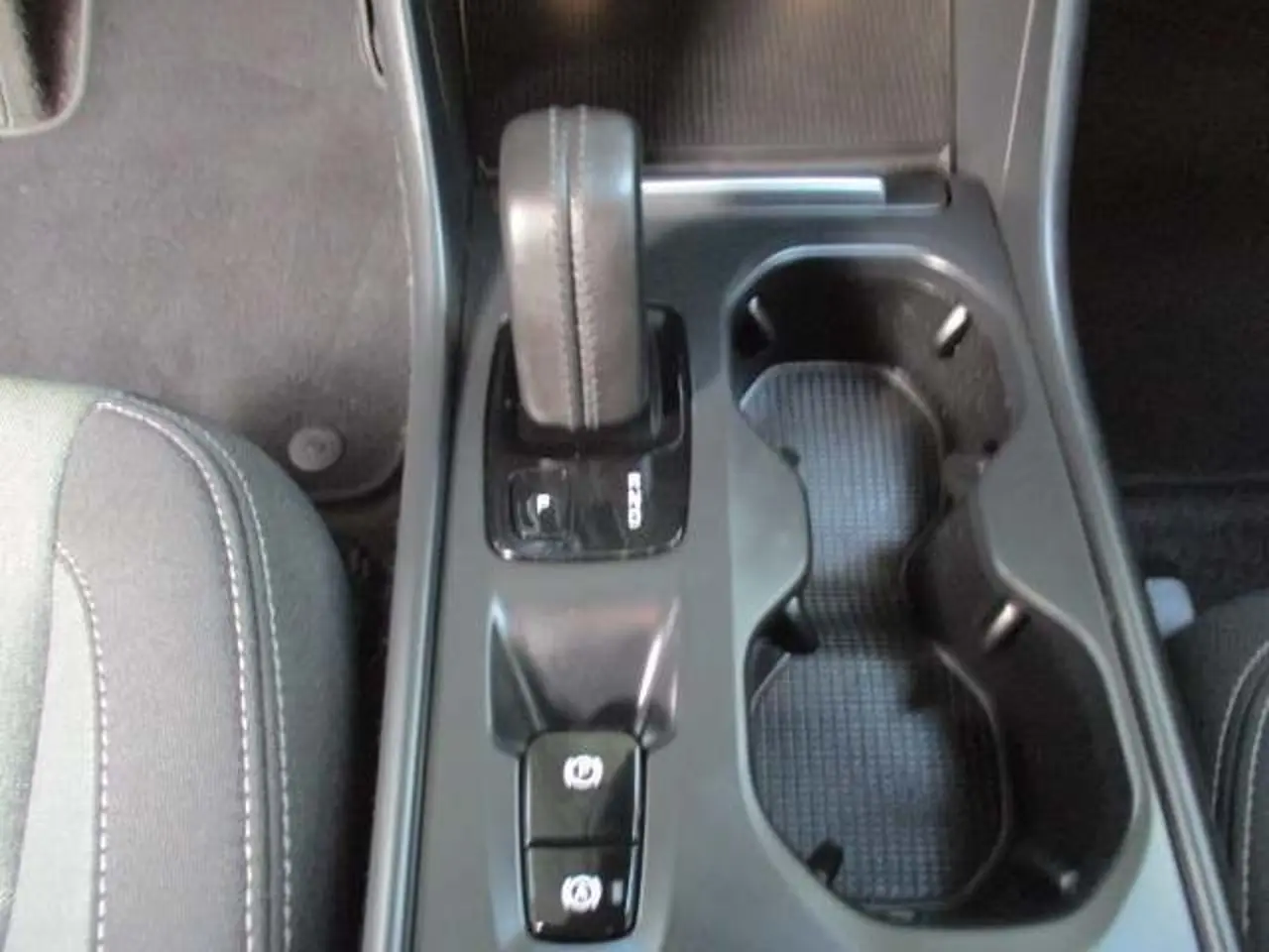 https://cdn.autoq.gr/websites/stock-center.gr/images/vehicles/volvo-xc40-5-hronia-eggyisi-momentum-t5-phev-gkri-2020/img_4208.jpg