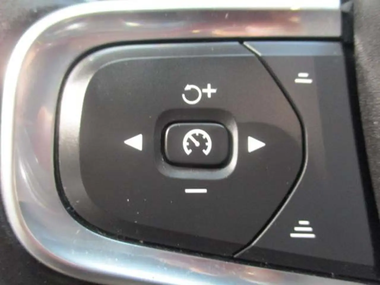 https://cdn.autoq.gr/websites/stock-center.gr/images/vehicles/volvo-xc40-5-hronia-eggyisi-momentum-t5-phev-gkri-2020/img_4210.jpg