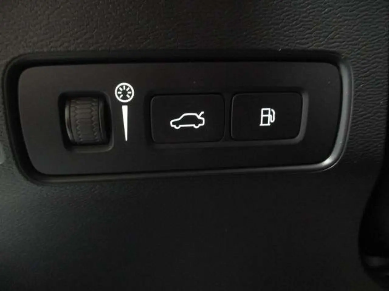 https://cdn.autoq.gr/websites/stock-center.gr/images/vehicles/volvo-xc40-5-hronia-eggyisi-momentum-t5-phev-gkri-2020/img_4213.jpg